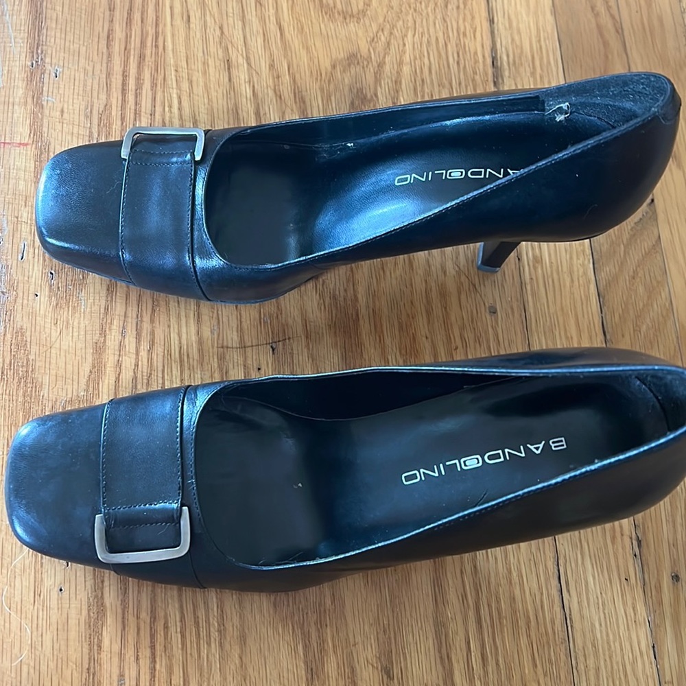 Bandolino classic pumps.